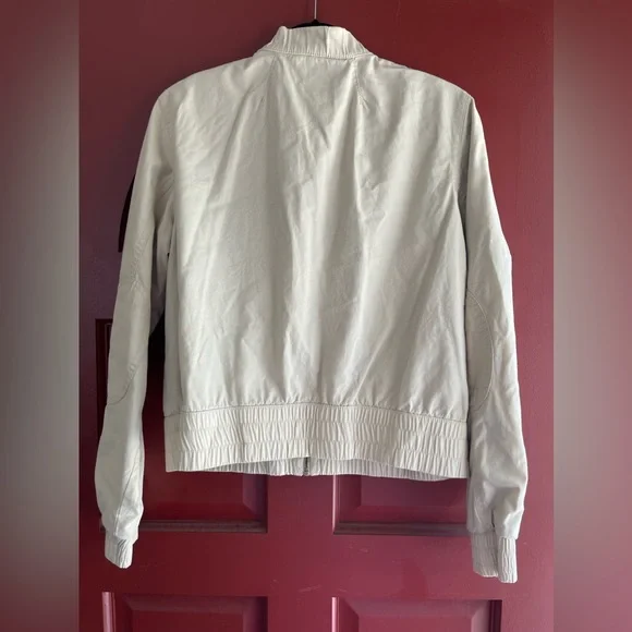 Tommy Hilfiger tan utility jacket with lots of pockets and zippers. 100% cotton - Picture 5 of 8